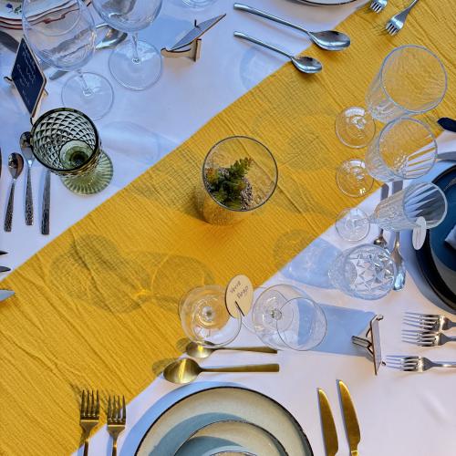 Chemin de table coton gaufré moutarde 26 x 300 cm 